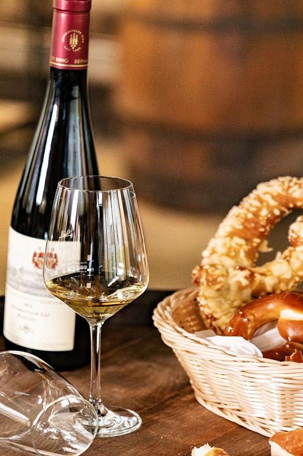 Vinothek Weinglas mit Weinflasche und Snacks